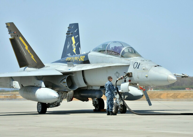 Заправляют лайнеры с помощью специального шланга. Фото: Erin Devenberg Заправляют лайнеры с помощью специального шланга. Фото: Erin Devenberg