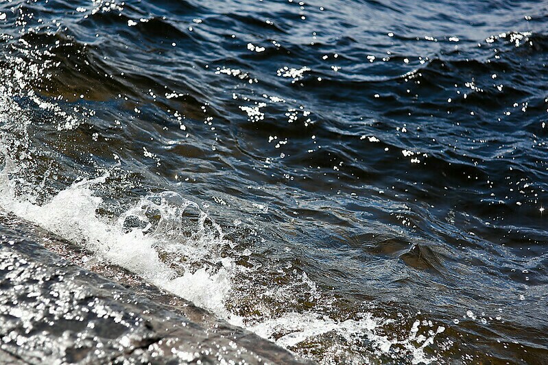 В воде, плещущейся в океане, содержатся соли, которые и проводят электричество. Фото: Joel V В воде, плещущейся в океане, содержатся соли, которые и проводят электричество. Фото: Joel V