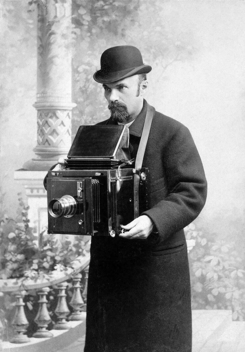 Основоположник российской репортажной фотосъемки Карл Булла с громоздким фотоаппаратом. Фото: fomchenkov.ru Основоположник российской репортажной фотосъемки Карл Булла с громоздким фотоаппаратом. Фото: fomchenkov.ru