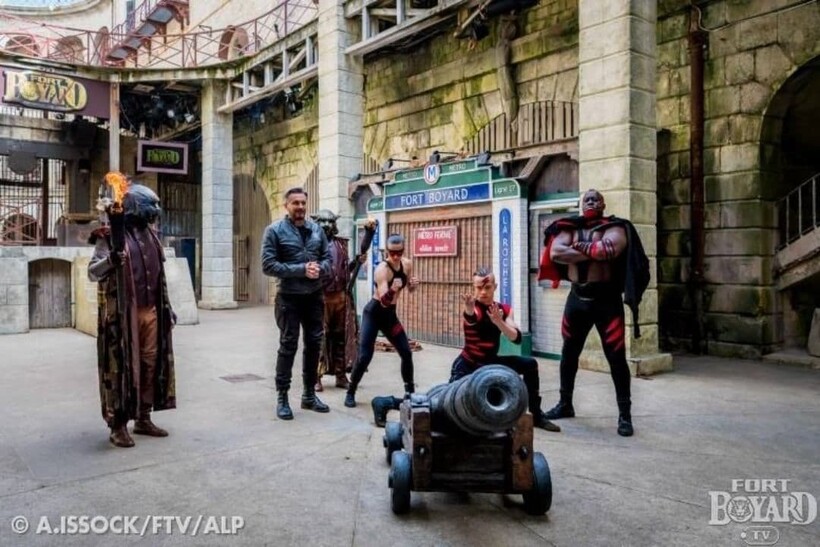 Персонажи и ведущий французской версии. Фото: @fortboyardfr/instagram.com Персонажи и ведущий французской версии. Фото: @fortboyardfr/instagram.com