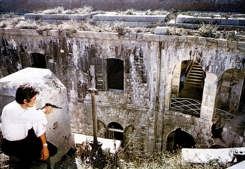 Кадр из фильма «Искатели приключений» с Аленом Делоном, 1967 г: полуразрушенный Бойяр стал местом съемок. Фото: kinrium.com Кадр из фильма «Искатели приключений» с Аленом Делоном, 1967 г: полуразрушенный Бойяр стал местом съемок. Фото: kinrium.com