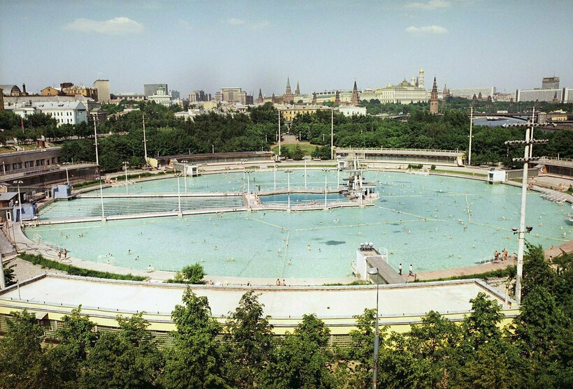 Бассейн с высоты. Фото: twimg.com Бассейн с высоты. Фото: twimg.com