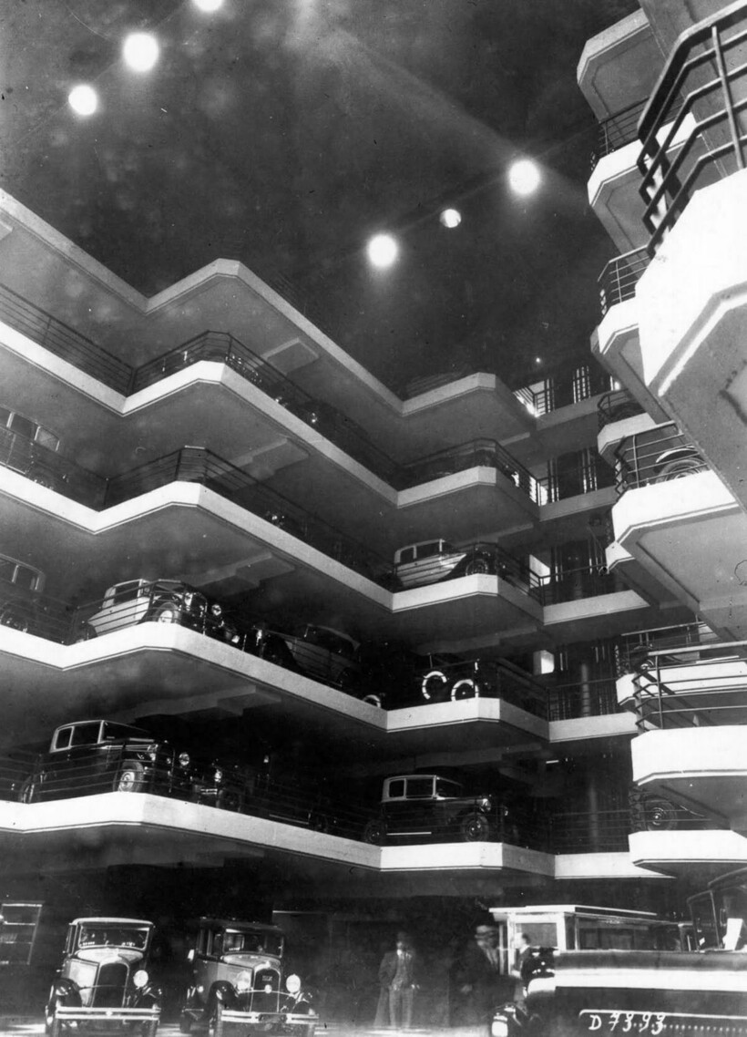 16 фото из тех времен, когда были популярны вертикальные парковки: почему они исчезли