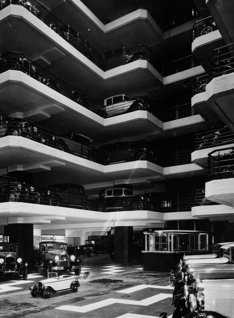 16 фото из тех времен, когда были популярны вертикальные парковки: почему они исчезли