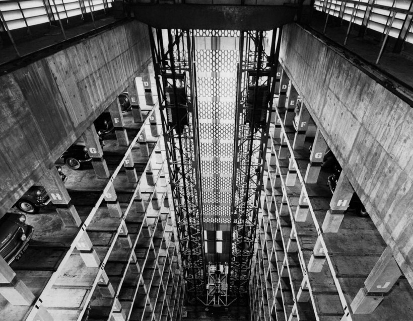 16 фото из тех времен, когда были популярны вертикальные парковки: почему они исчезли