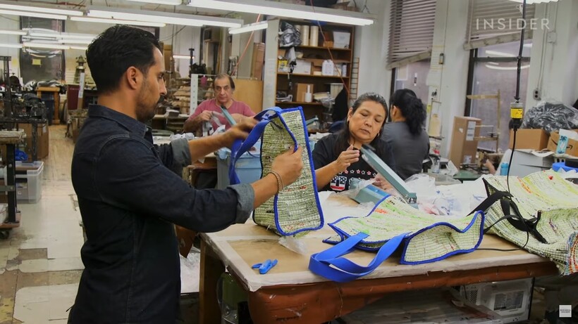 Блог - Как в США делают дизайнерские сумки из мусорных пакетов, чтобы не выбрасывать их Как в США делают дизайнерские сумки из мусорных пакетов, чтобы не выбрасывать их