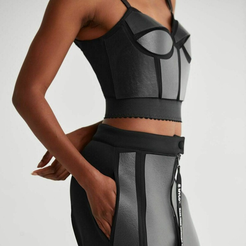 Костюм от Stella McCartney из кожи, созданной из мицелия. Фото: mylo-unleather.com Костюм от Stella McCartney из кожи, созданной из мицелия. Фото: mylo-unleather.com
