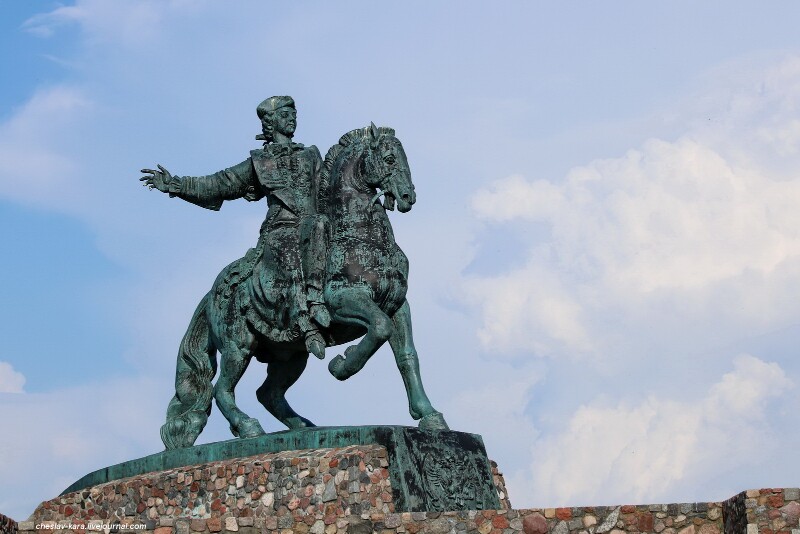 Памятник Елизавете в Балтийске Г. В. Франгуляна: императрица одета в форму полковника Преображенского полка. Фото: cheslav-kara.livejournal.com Памятник Елизавете в Балтийске Г. В. Франгуляна: императрица одета в форму полковника Преображенского полка. Фото: cheslav-kara.livejournal.com