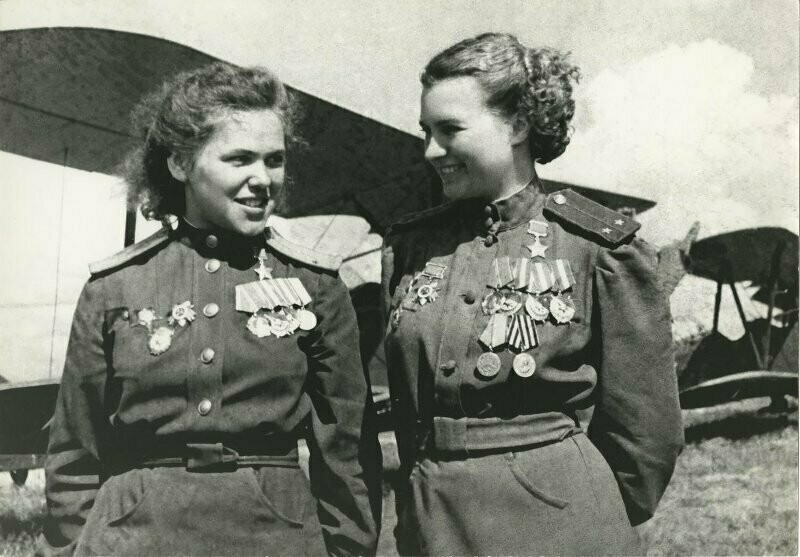 Штурман Руфина Гашева и старший летчик Наталья Меклин, герои СССР Штурман Руфина Гашева и старший летчик Наталья Меклин, герои СССР