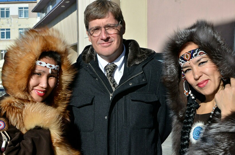 Эрик Холм-Олсен с чукотскими артистками. Фото: U.S. Consulate Vladivostok/flickr.com Эрик Холм-Олсен с чукотскими артистками. Фото: U.S. Consulate Vladivostok/flickr.com