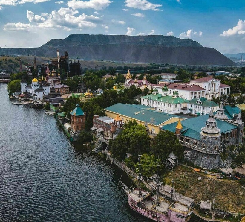 Попасть в развлекательный комплекс можно только на лодке или паромом. Фото: @sonkina_laguna/instagram.com Попасть в развлекательный комплекс можно только на лодке или паромом. Фото: @sonkina_laguna/instagram.com