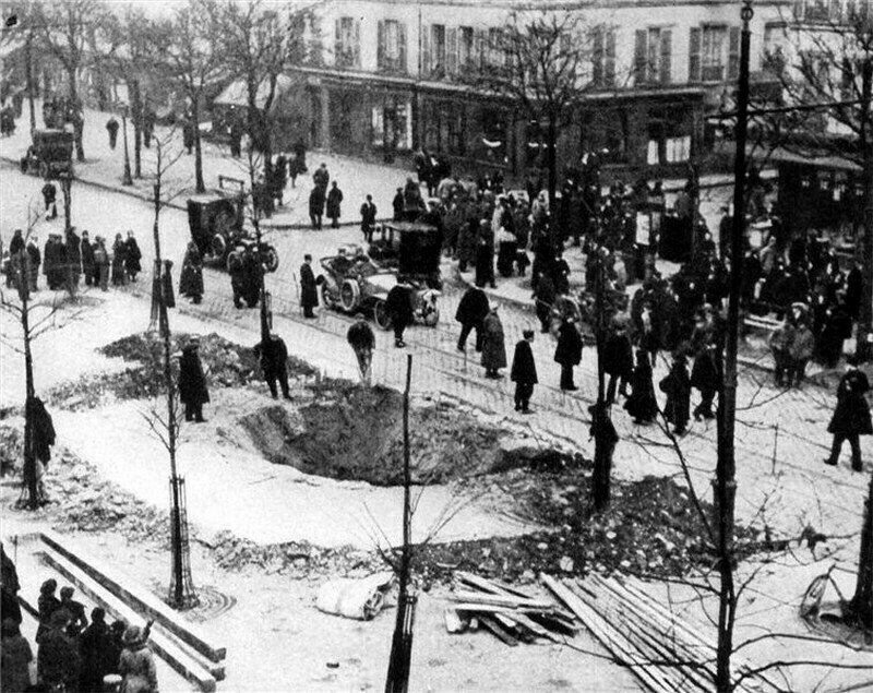 Воронка от бомбы, сброшенной цеппелином. Париж, 1916 г. Фото: wikipedia.com Воронка от бомбы, сброшенной цеппелином. Париж, 1916 г. Фото: wikipedia.com