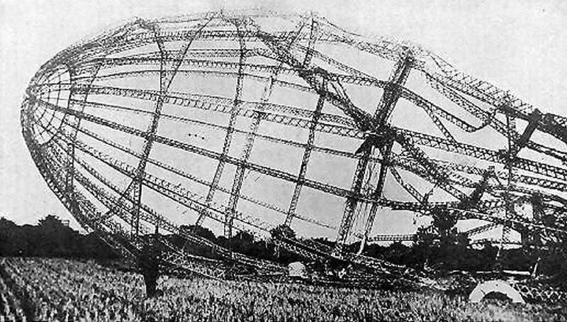 Обломки дирижабля, сбитого в сентябре 1916 года, Англия. Фото: wikipedia.com Обломки дирижабля, сбитого в сентябре 1916 года, Англия. Фото: wikipedia.com