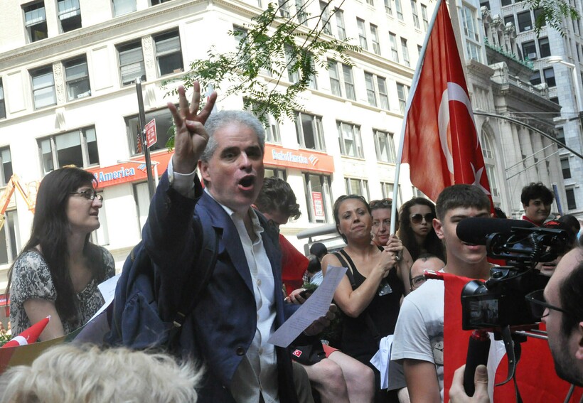 Греки и турки едины в борьбе за демократию. Фото: Michael Fleshman/flickr.com