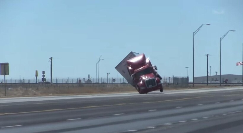 От сильного бокового ветра могут пострадать автомобили с высоким кузовом. Фото: ua-reporter.com От сильного бокового ветра могут пострадать автомобили с высоким кузовом. Фото: ua-reporter.com