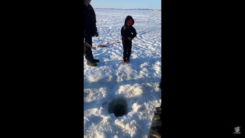 Блог - Видео: Мальчик выловил рыбу размером с себя самого Видео: Мальчик выловил рыбу размером с себя самого