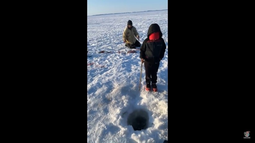 Блог - Видео: Мальчик выловил рыбу размером с себя самого Видео: Мальчик выловил рыбу размером с себя самого