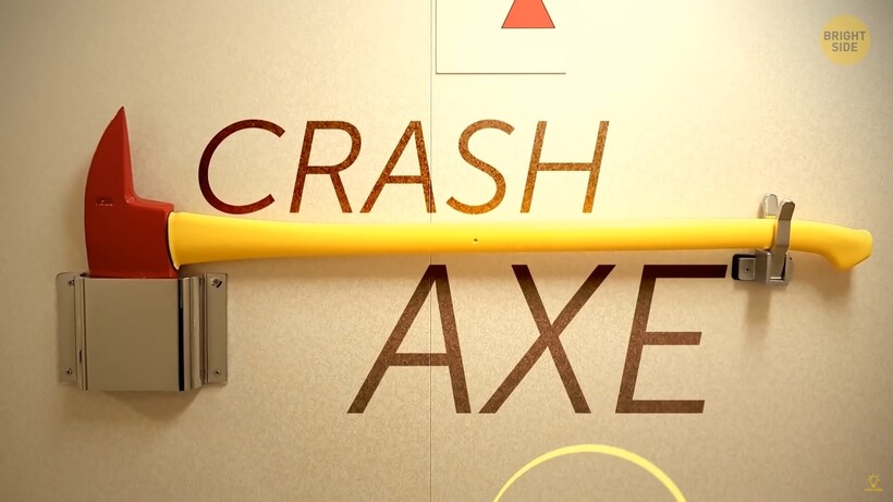 Блог - Видео: Зачем пилоты пассажирских самолетов прячут топор у себя за креслами Видео: Зачем пилоты пассажирских самолетов прячут топор у себя за креслами