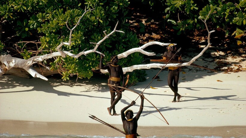 Аборигены встречают с копьями сразу на побережье острова. Фото: Raghubir Singh/nationalgeographic.com Аборигены встречают с копьями сразу на побережье острова. Фото: Raghubir Singh/nationalgeographic.com