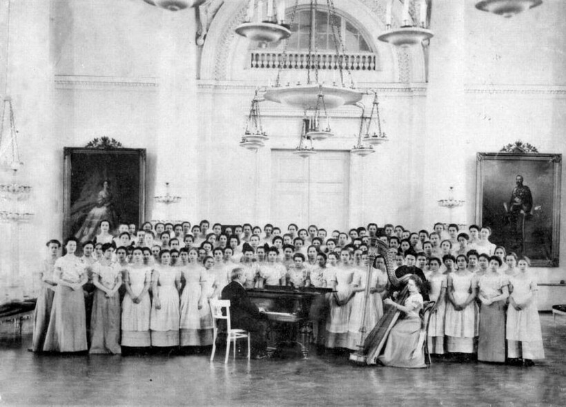 Хор воспитанниц Смольного института. Выпускной альбом 1889 года. Фото: birdinflight.com