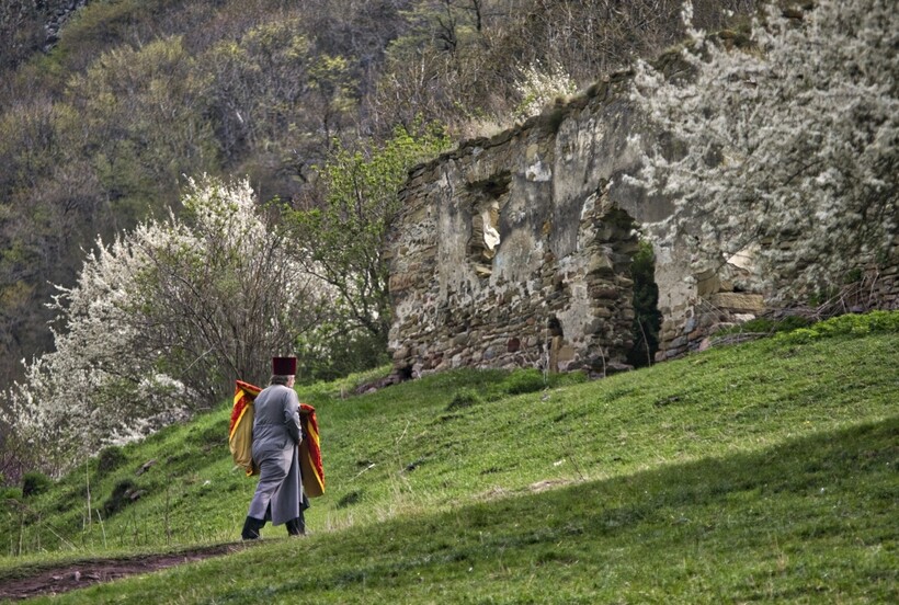 Священник поднимается к храму. Фото: Игорь Кожевников/regnum.ru Священник поднимается к храму. Фото: Игорь Кожевников/regnum.ru