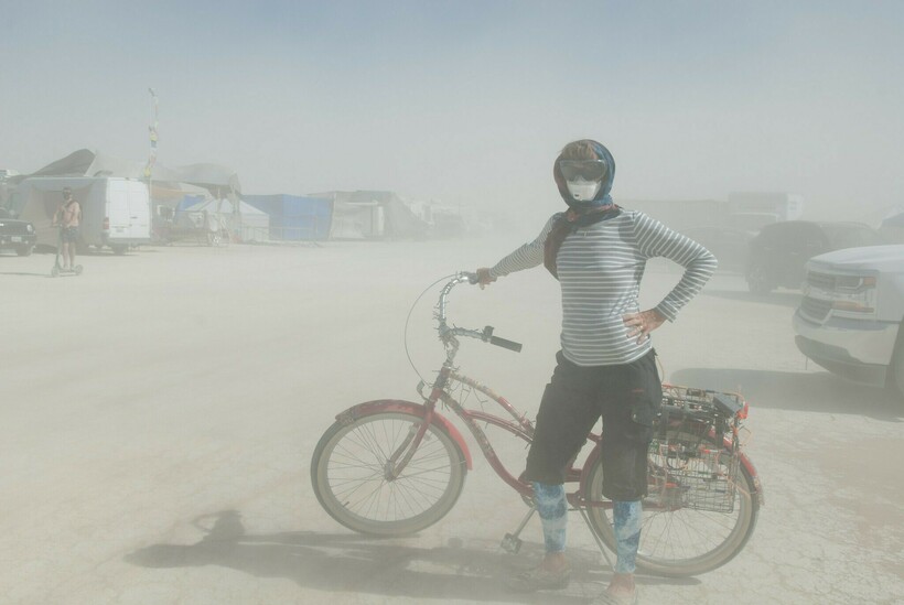 Подготовленный человек: закрыл глаза, нос и рот. Фото: Jesse Wagstaff/flickr.com