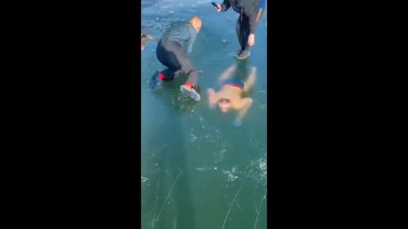 Блог - Видео: Профессиональный пловец наглядно показал, как сложно выбраться из-подо льда Видео: Профессиональный пловец наглядно показал, как сложно выбраться из-подо льда