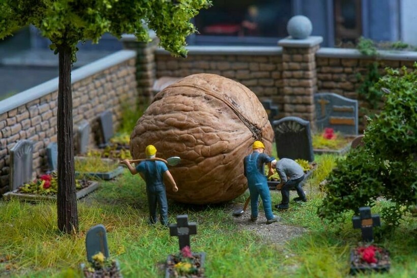 Блог - 30 миниатюрных сюжетов из мира Петера Чаквари, созданного при помощи обычных вещей 30 миниатюрных сюжетов из мира Петера Чаквари, созданного при помощи обычных вещей