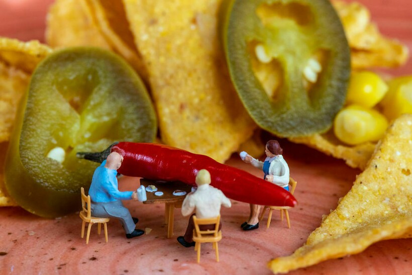 Блог - 30 миниатюрных сюжетов из мира Петера Чаквари, созданного при помощи обычных вещей 30 миниатюрных сюжетов из мира Петера Чаквари, созданного при помощи обычных вещей