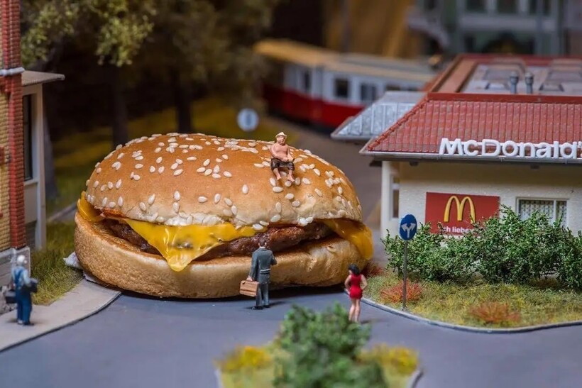 Блог - 30 миниатюрных сюжетов из мира Петера Чаквари, созданного при помощи обычных вещей 30 миниатюрных сюжетов из мира Петера Чаквари, созданного при помощи обычных вещей