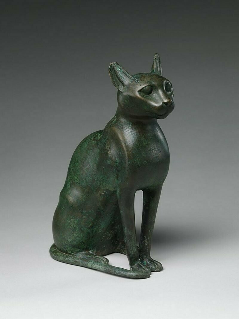 Статуэтка кошки, примерно IV в. до н. э. Фото: The Metropolitan Museum of Art Статуэтка кошки, примерно IV в. до н. э. Фото: The Metropolitan Museum of Art