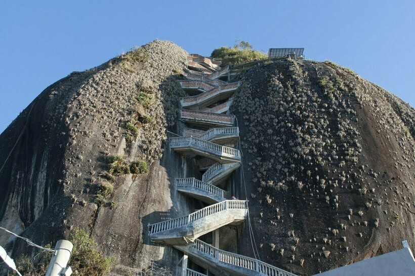 Лестница на скале. Фото: wikiway.com  Лестница на скале. Фото: wikiway.com