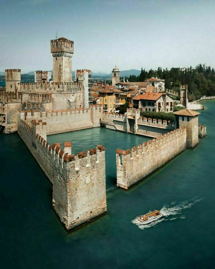 Блог - 11 потрясающих старинных замков, которые притягивают путешественников 11 потрясающих старинных замков, которые притягивают путешественников