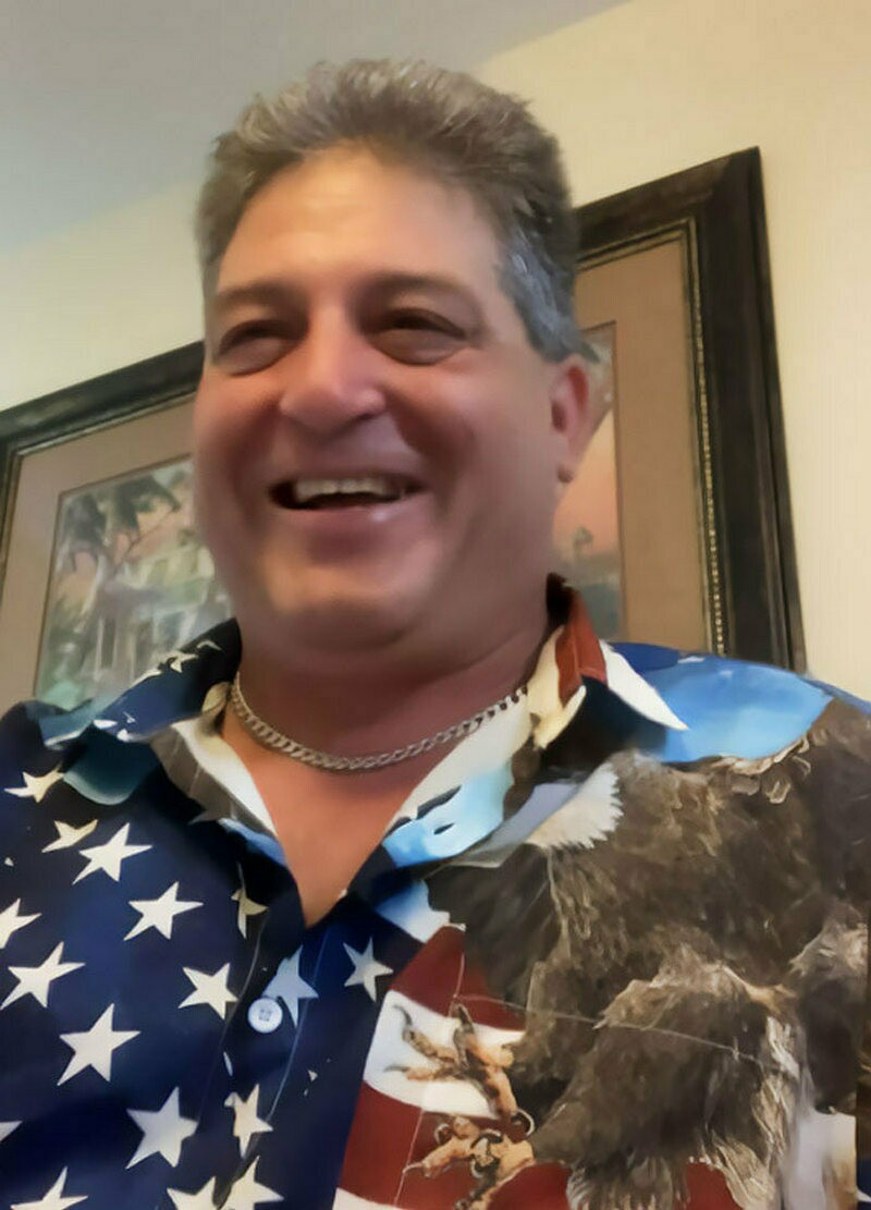 Девушка решила повторить фото своего отца, чтобы показать, насколько они похожи