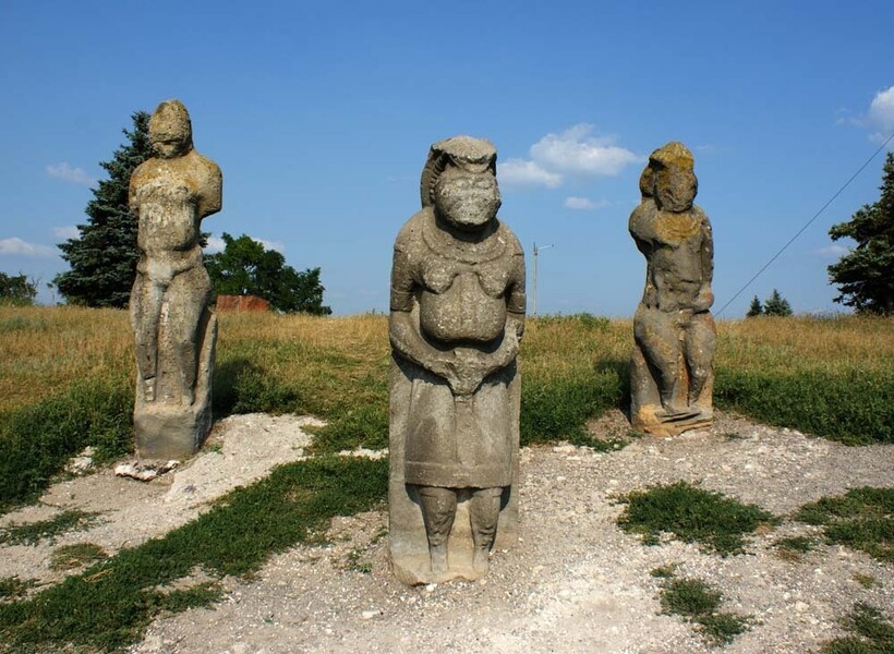 Статуи держат в руках сосуды. Фото: amazonaws.com  Статуи держат в руках сосуды. Фото: amazonaws.com