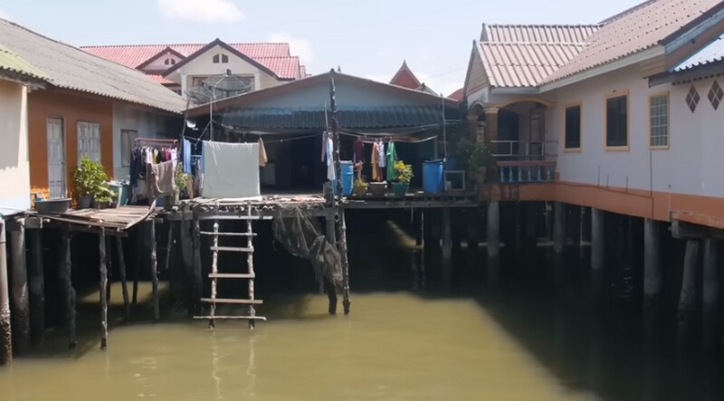 Блог - Видео: как деревушка, построенная прямо в море, стала известной благодаря мальчишкам Видео: как деревушка, построенная прямо в море, стала известной благодаря мальчишкам