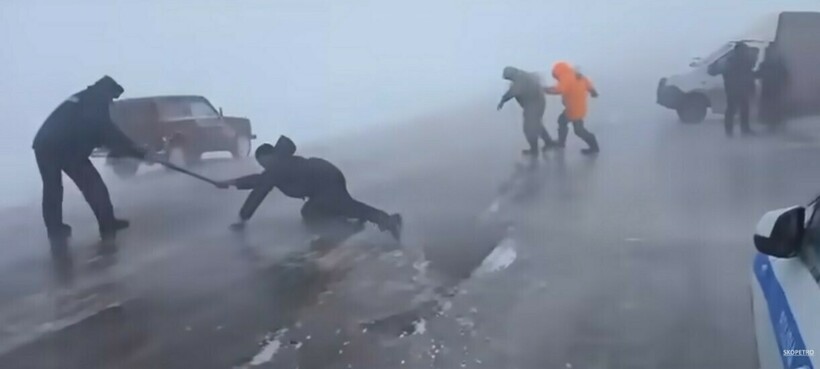 Блог - Видео: сильный ветер на трассе сдувает людей с ног и автомобили Видео: сильный ветер на трассе сдувает людей с ног и автомобили