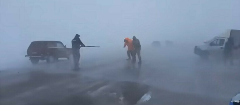 Блог - Видео: сильный ветер на трассе сдувает людей с ног и автомобили Видео: сильный ветер на трассе сдувает людей с ног и автомобили