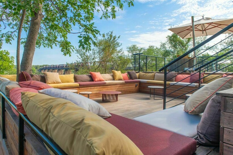 14 снимков отеля в нацпарке Африки, который построили на старом мосту над рекой