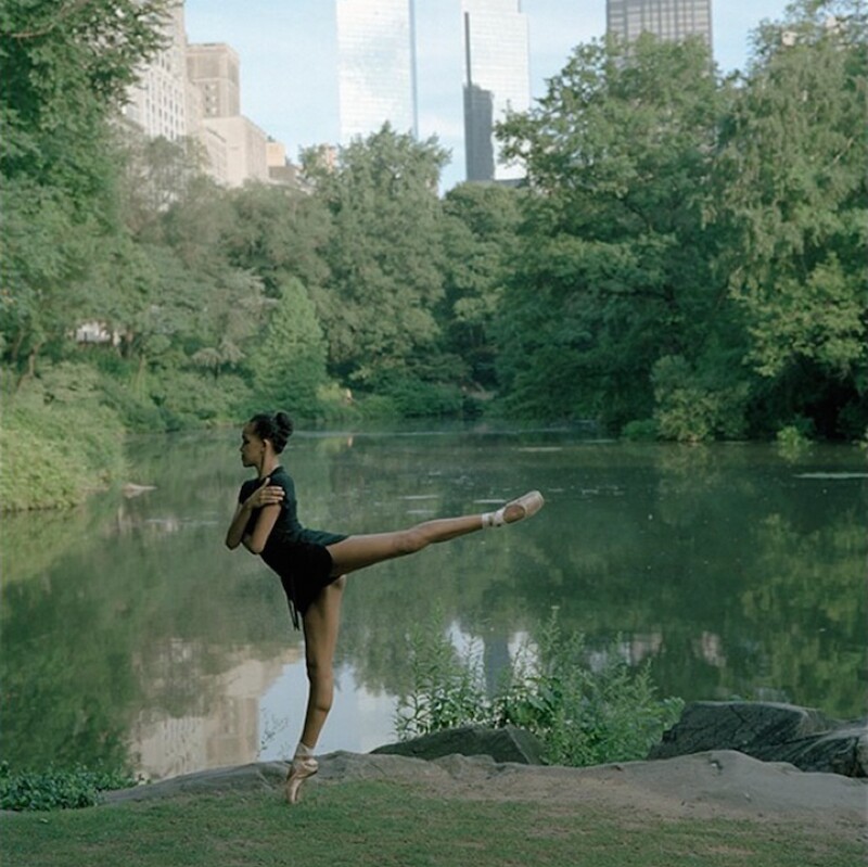 14 снимков фотографа, который 17 лет снимал балерин на улицах городов