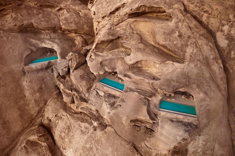  14 фото роскошного отеля, который вписан в горы Саудовской Аравии