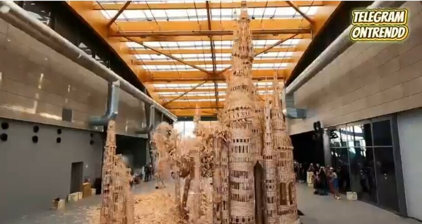 Город из домино: как рушится инсталляция из 240 тысяч деталей