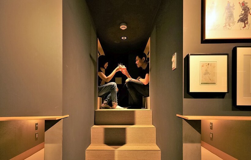 12 кадров из японского отеля, где можно ночевать в компании с кошками